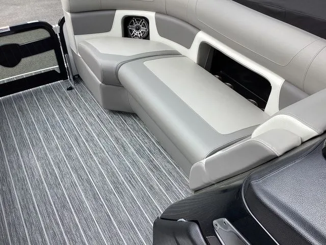 Slide: The Image of Premier 230 Solaris RL 2024 - 11