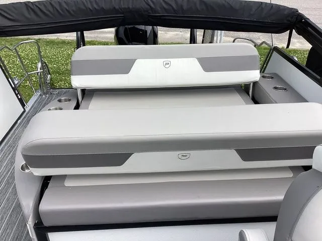 Slide: The Image of Premier 230 Solaris RL 2024 - 14