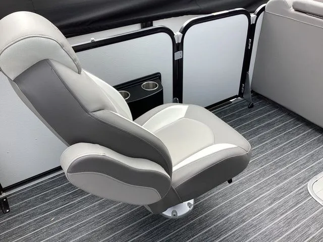 Slide: The Image of Premier 230 Solaris RL 2024 - 9