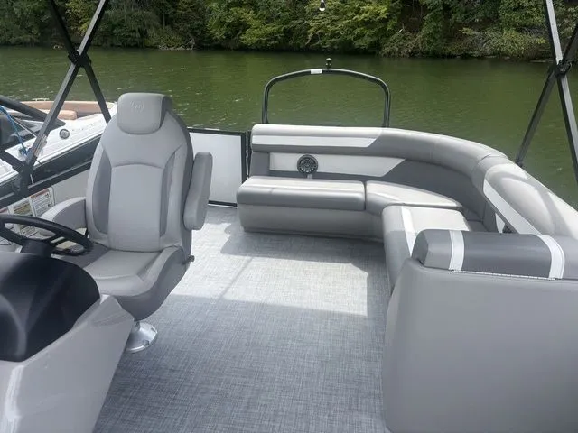 Slide: The Image of Premier 200 Sunscape RE XLC 2025 - 6