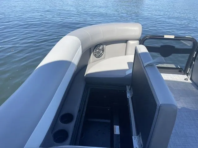 Slide: The Image of Premier 200 Sunscape RE XLC 2025 - 8