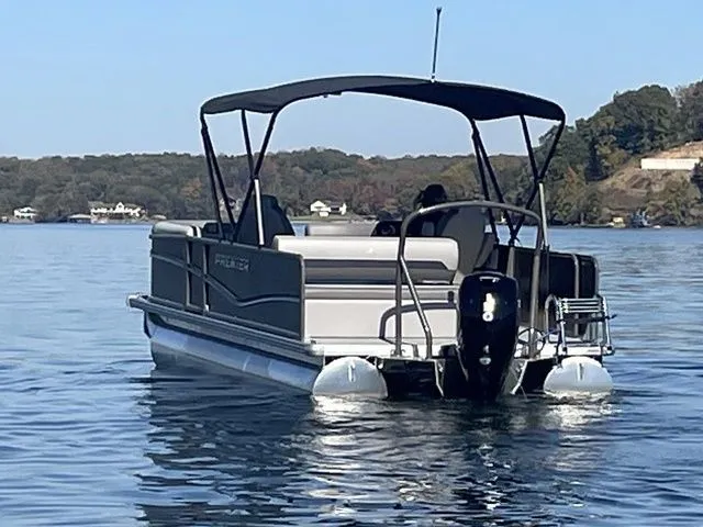 Slide: The Image of Premier 220 SUNSCAPE RL 2025 - 4