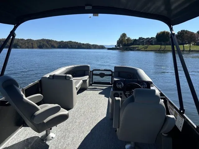 Slide: The Image of Premier 220 SUNSCAPE RL 2025 - 5