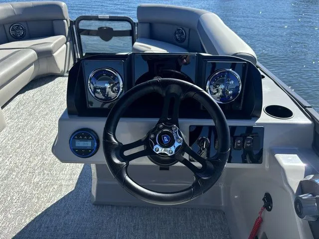 Slide: The Image of Premier 220 SUNSCAPE RL 2025 - 7