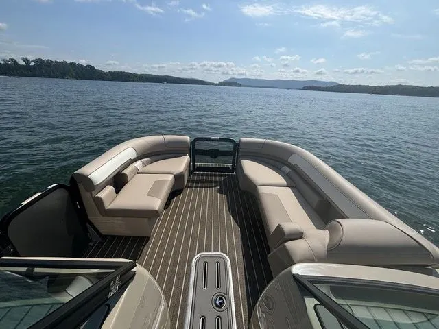 Slide: The Image of Premier 250 Solaris Sport 2025 - 13