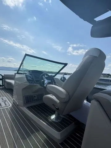 Slide: The Image of Premier 250 Solaris Sport 2025 - 4