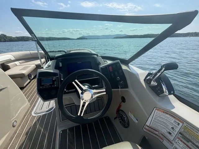 Slide: The Image of Premier 250 Solaris Sport 2025 - 6