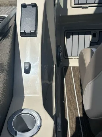 Slide: The Image of Premier 250 Solaris Sport 2025 - 7