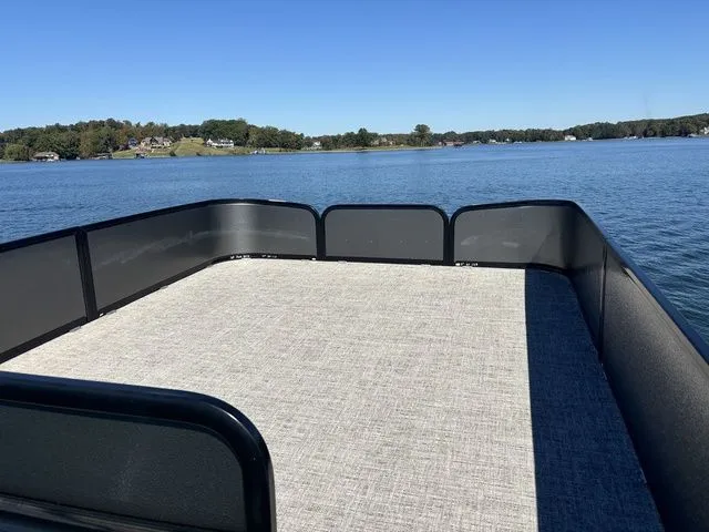 Slide: The Image of Premier 250 Solaris Upper Deck 2025 - 10