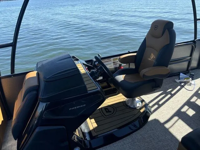 Slide: The Image of Premier 250 Solaris Upper Deck 2025 - 5