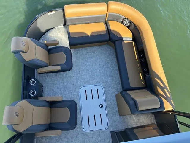 Slide: The Image of Premier 250 Solaris Upper Deck 2025 - 9