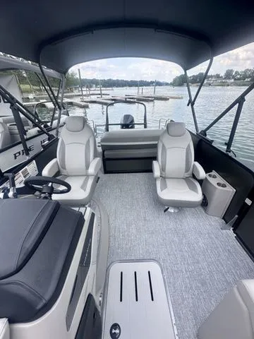 Slide: The Image of Premier 230 Sunsation RL 2024 - 18