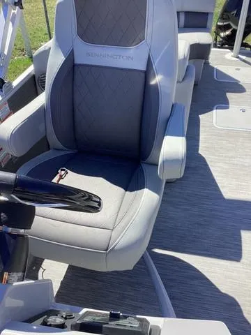 Slide: The Image of Captain's chair on 2022 Bennington 24 LSRC pontoon boat, featuring sleek design and comfortable seating. - 10