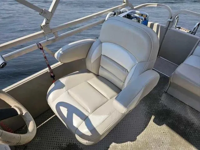 Slide: The Image of Captain's chair on 2006 Sylvan Mirage 8520 pontoon boat, with water in the background. - 4