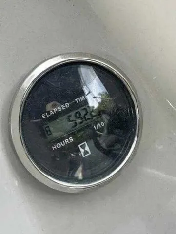 Slide: The Image of Elapsed time gauge showing 592.5 hours on a 2017 Crest 250 SL. - 8