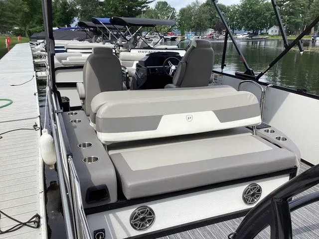 Slide: The Image of Premier 230 Solaris RL 2024 - 3