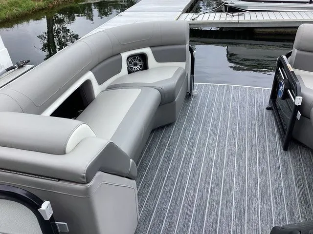 Slide: The Image of Premier 230 Solaris RL 2024 - 7
