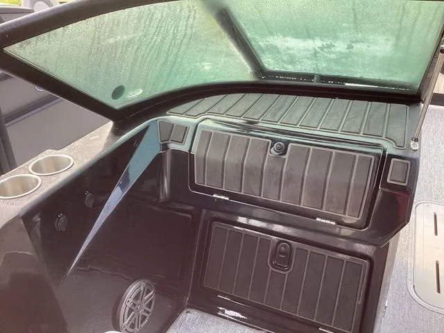 Slide: The Image of Premier 250 Solaris Sport 2024 - 4