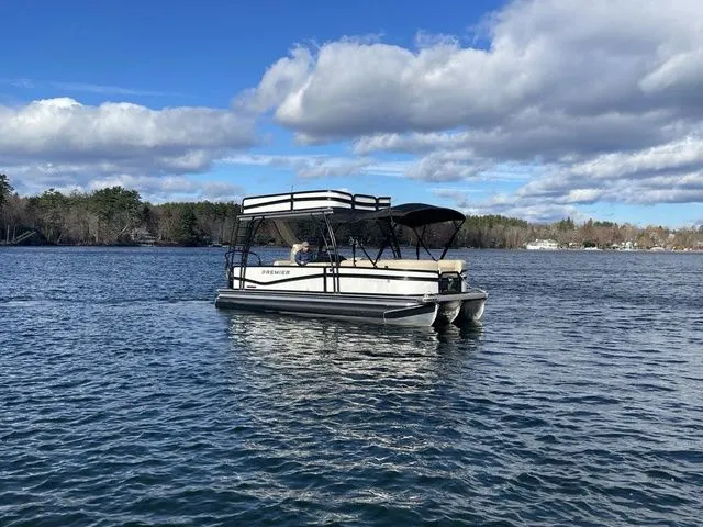 Slide: The Image of Premier 250 Solaris Upper Deck 2024 - 10