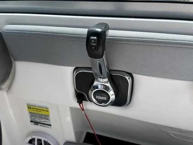 Slide: The Image of Throttle control of 2021 Chaparral 21 SSI Sport boat, featuring trim adjustment. - 25