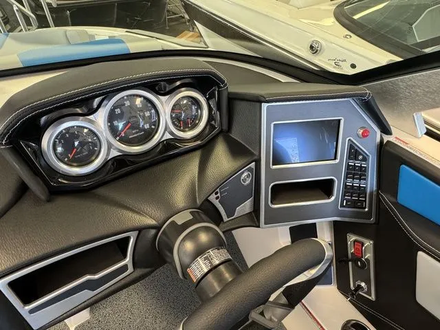 Slide: The Image of MasterCraft XT20 2024 - 11