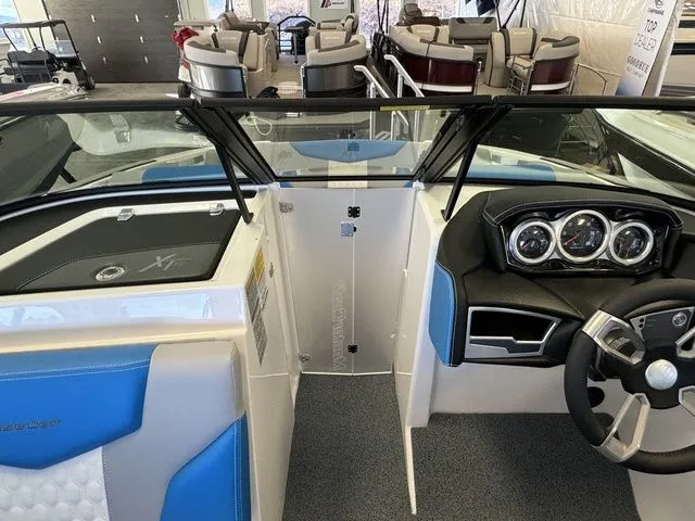 Slide: The Image of MasterCraft XT20 2024 - 15