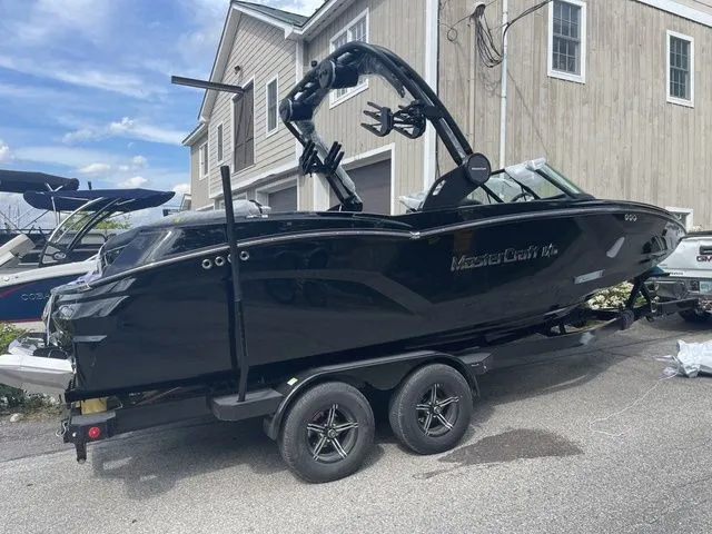 Slide: The Image of MasterCraft NXT22 ICON PACKAGE 2025 - 9