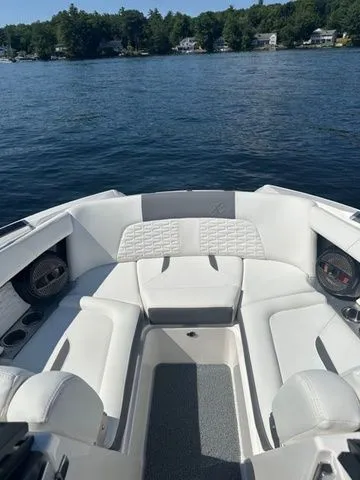 Slide: The Image of MasterCraft X22 2023 - 15