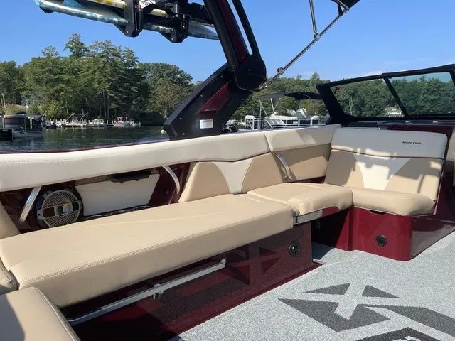 Slide: The Image of MasterCraft XT25 2022 - 10
