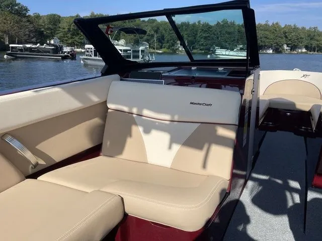 Slide: The Image of MasterCraft XT25 2022 - 12