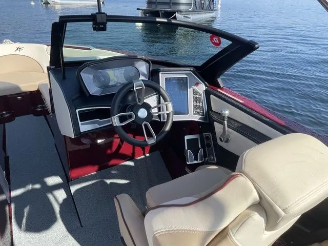 Slide: The Image of MasterCraft XT25 2022 - 13