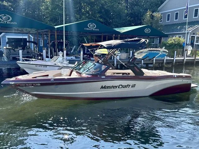 Slide: The Image of MasterCraft XT25 2022 - 5