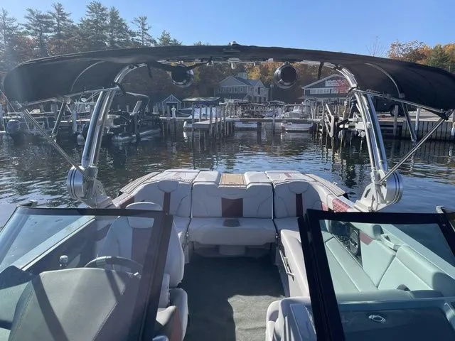 Slide: The Image of MasterCraft XT23 2023 - 12