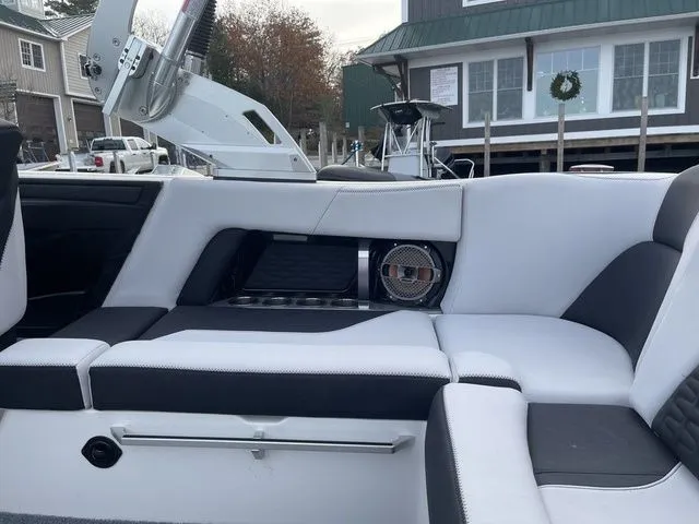 Slide: The Image of MasterCraft X22 2021 - 12