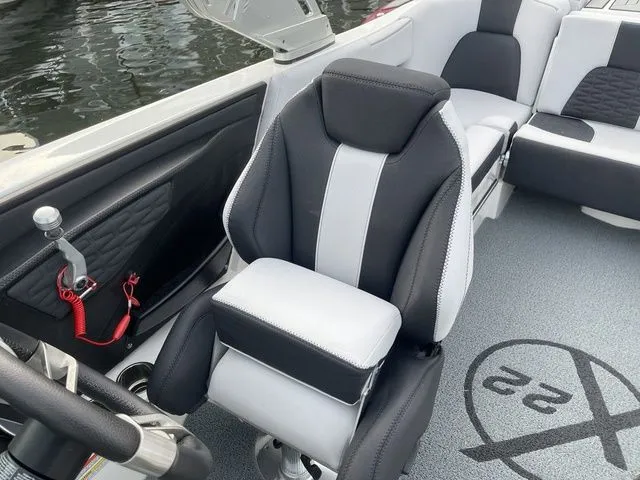 Slide: The Image of MasterCraft X22 2021 - 14