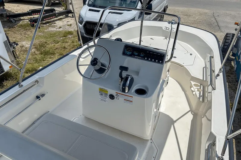 Slide: The Image of Boston Whaler 17 Montauk 2020 - 13