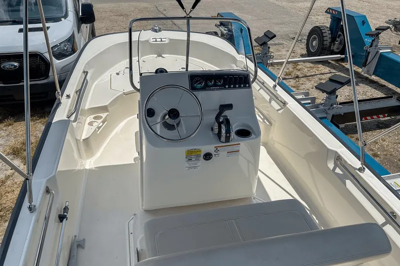 Slide: The Image of Boston Whaler 17 Montauk 2020 - 14