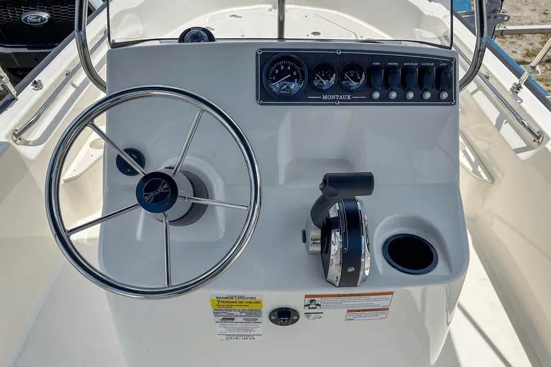 Slide: The Image of Boston Whaler 17 Montauk 2020 - 17