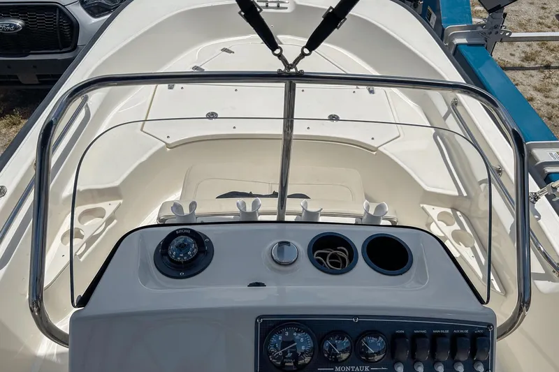 Slide: The Image of Boston Whaler 17 Montauk 2020 - 18