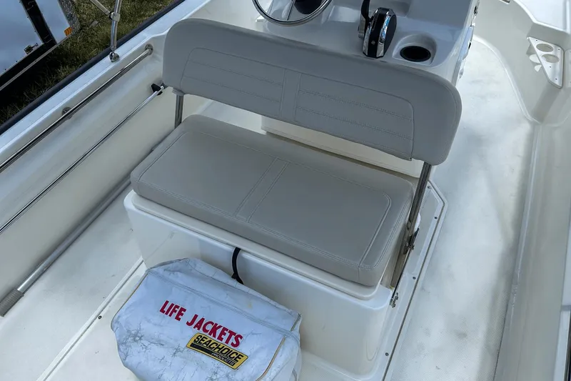 Slide: The Image of Boston Whaler 17 Montauk 2020 - 22