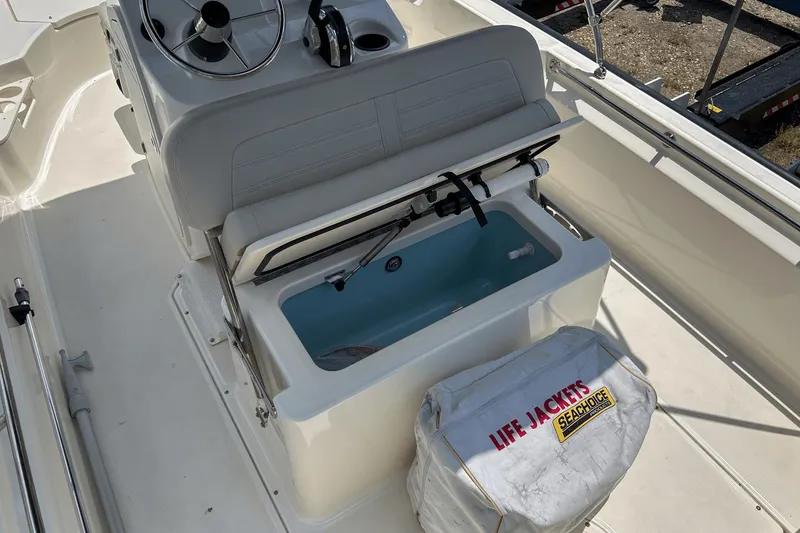 Slide: The Image of Boston Whaler 17 Montauk 2020 - 23