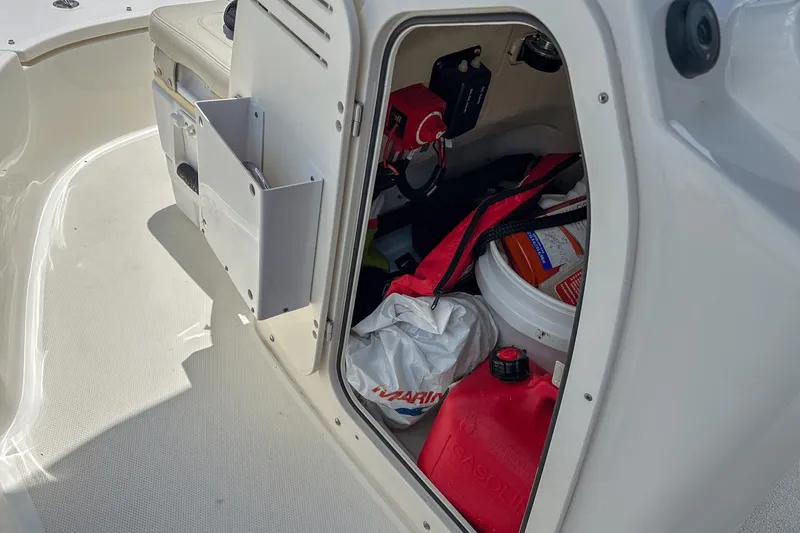 Slide: The Image of Boston Whaler 17 Montauk 2020 - 25