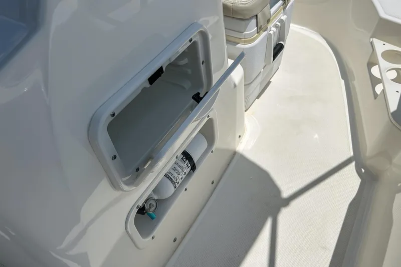 Slide: The Image of Boston Whaler 17 Montauk 2020 - 26