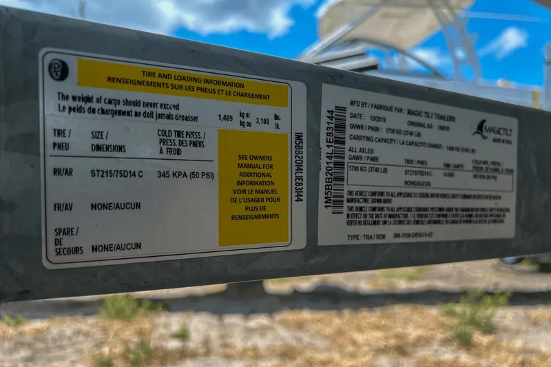 Slide: The Image of Boston Whaler 17 Montauk 2020 - 27