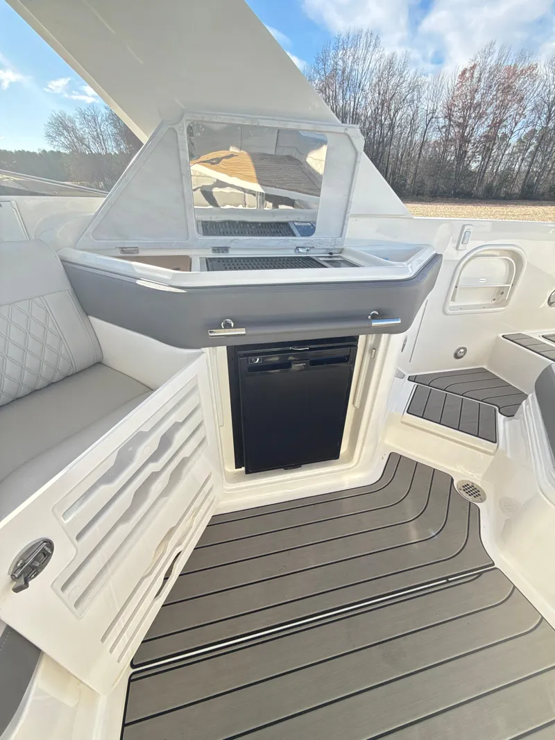 Slide: The Image of Sea Ray SLX 310 Outboard 2023 - 51