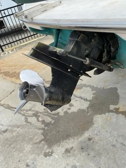 Slide: The Image of 1995 Sea Ray 200 Signature boat outboard motor, close-up view. - 9