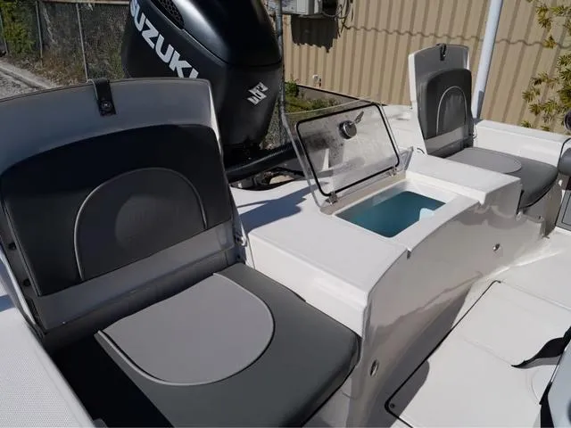 Slide: The Image of Sea Born FX22 Center Console 2024 - 27