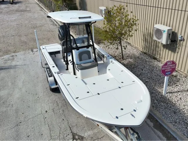 Slide: The Image of Sea Born FX22 Center Console 2024 - 3