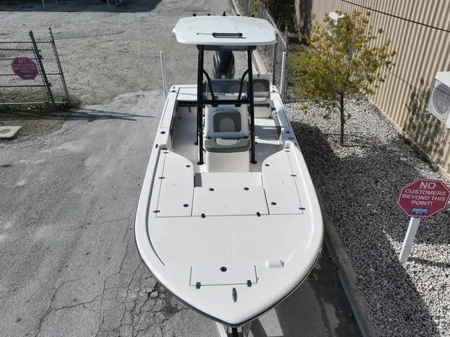 Slide: The Image of Sea Born FX22 Center Console 2024 - 40