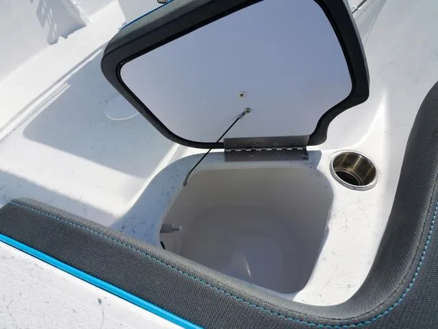 Slide: The Image of ALK 2 Powerboats 22CRS - GPS - STEREO 2025 - 15